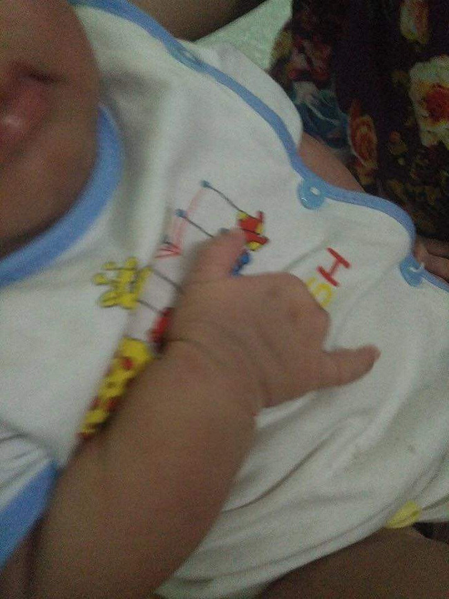 Me tre sinh con khuyet tat tam su khien cu dan mang dau long-Hinh-2