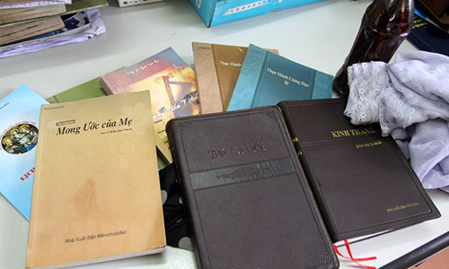 Tài liệu truyền đạo và nước thánh của Hội thánh Đức chúa trời. (Ảnh: Tư liệu do Công an Lai Châu cung cấp/TTXVN phát)