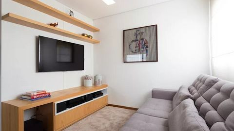 8. Kệ TV gỗ sáng màu mẫu mã hiện đại kết hợp TV treo tường Kệ TV gỗ tối giản phù hợp với các phòng khách có yêu cầu tiết chế trang trí và các phòng khách mang triết lý tối giản hơn cho ngôi nhà đẹp.