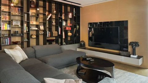 5. Kệ TV sang trọng cho phòng khách đẳng cấp TV với background gương kính thiết kế nội thất nhà đẹp vô cùng nổi bật và sang trọng. Kệ đồ treo lơ lửng bên dưới hiện đại cá tính bổ sung màu sắc cho phòng khách xa hoa đẳng cấp.