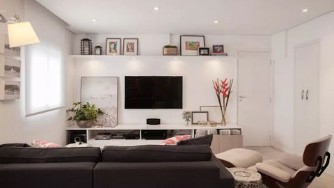 7. Kệ TV trắng nhiều ngăn thấp Kệ TV trắng đồng bộ với gam màu tường nhiều ngăn là sự lựa chọn hoàn hảo của ngôi nhà đẹp phù hợp cho phòng khách nhỏ hiện đại.