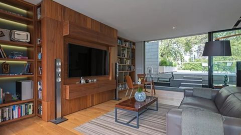 2. Kệ TV đa năng kết hợp vách ngăn và giá sách Một giải pháp cơ bản thường gặp trong thiết kế nội thất nhà đẹp là bố cục phòng khách nhà ở tại Việt Nam nhiều năm nay. Nhưng được cải tiến với mẫu mã kệ TV gỗ hiện đại sang trọng, cá tính tối giản tinh tế hơn.