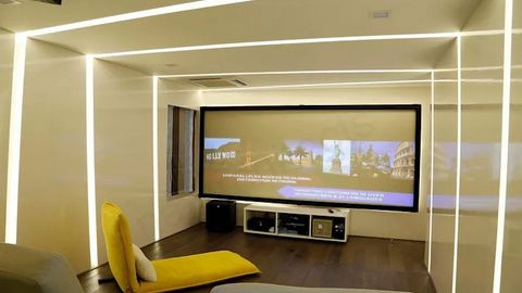 9. Kệ mini kết hợp phòng chiếu phim tại nhà Kệ mini chứa đồ vừa phải cho không gian chiếu phim tại nhà. Sự tiết chế về kích thước và chi tiết của tủ kệ giúp người xem tập trung hơn vào màn hình chiếu phim lớn của ngôi nhà đẹp.