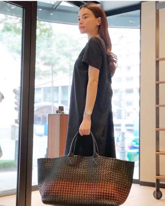 Trước đó, Hồ Ngọc Hà gây sốt với chiếc túi của nhà mốt Bottega Veneta nhìn như làn đi chợ nhưng có giá lên tới 230 triệu đồng.