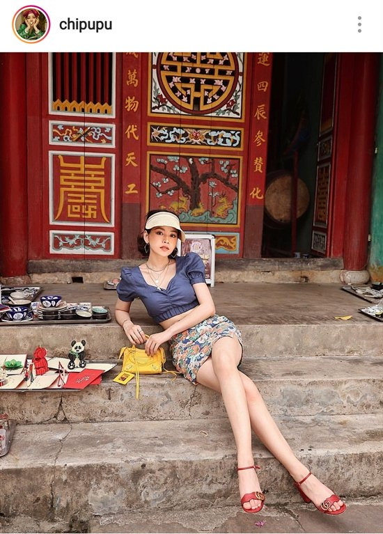 Chi Pu và chiếc túi Balenciaga Classic Metallic Edge Mini City có giá 1805 USD, tương đương 42 triệu đồng.