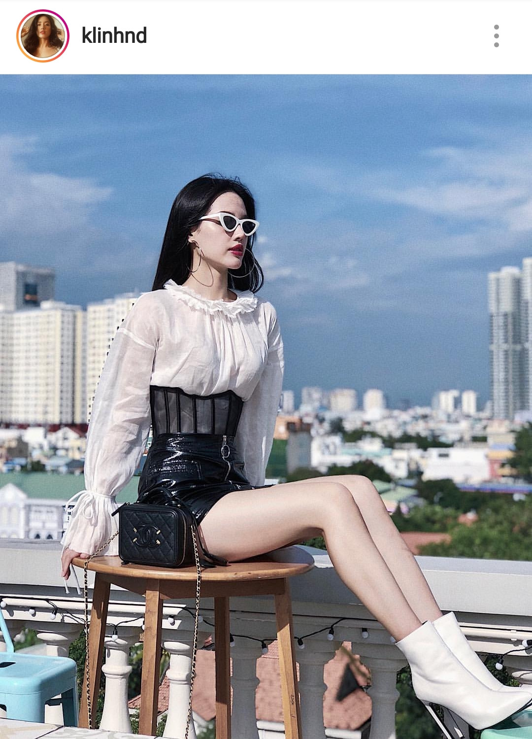 Khánh Linh The Face xuất hiện với chiếc túi Chanel có giá không hề nhỏ như kích thước của nó: 125 triệu đồng.