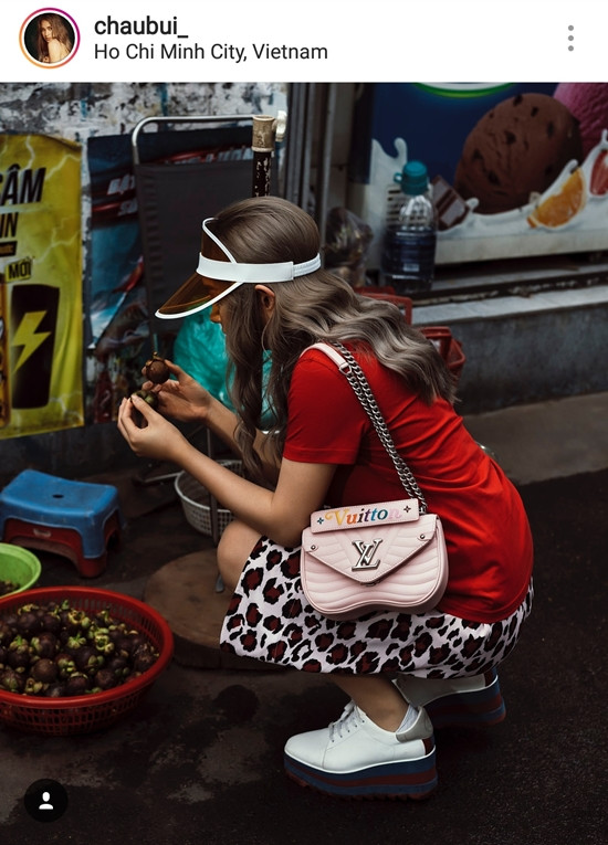 Louis Vuitton là một trong những thương hiệu yêu thích của Châu Bùi. Cô nàng mới tậu một chiếc dòng New Wave phiên bản màu hồng nằm trong bộ sưu tập mới có giá 2270 USD, gần 52 triệu đồng.
