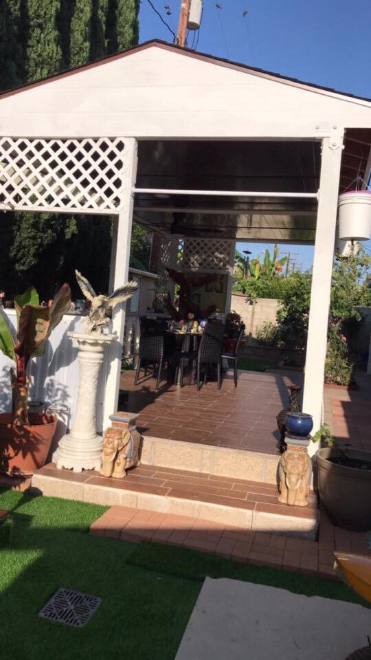 Gia đình ca sĩ Hương Lan đang sống trong một căn hộ ở thành phố Westminter, phía Nam bang California. Là ca sĩ nổi tiếng thế nhưng cuộc sống của Hương Lan ở trời Tây rất giản dị, bình yên. Nữ ca sĩ từng chia sẻ: "Tôi thích cuộc sống đơn giản và bình an như vậy: Một căn nhà nhỏ, có vườn rau, nấu những món ăn Việt".