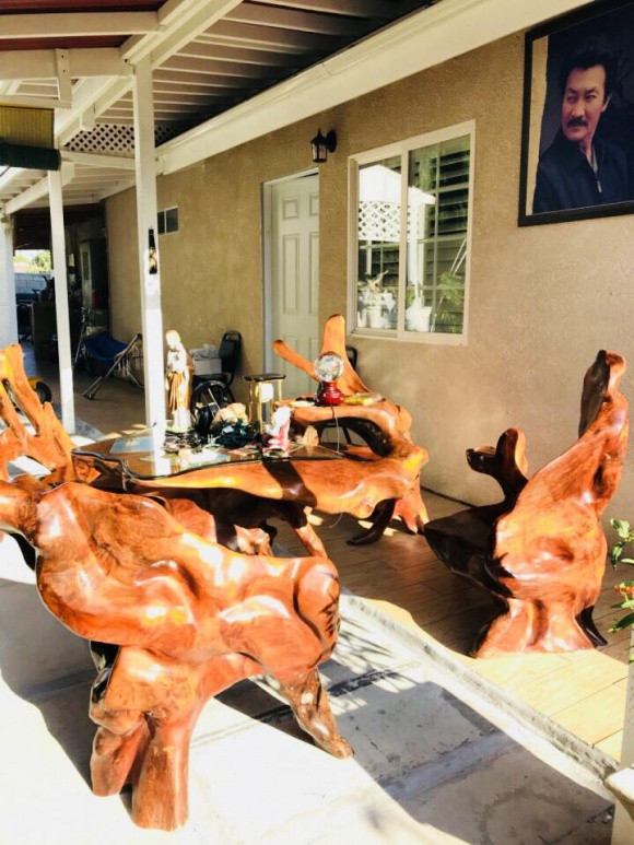 Qua một số hình ảnh Hương Lan chia sẻ trên trang cá nhân, có thể thấy không gian sống của nữ ca sĩ rất đơn giản. Vợ chồng Hương Lan còn tự lên ý tưởng, thực hiện căn nhà gỗ nhỏ phía sau vườn rau để làm nơi ăn nhậu khi bạn bè đến chơi. Bên cạnh đó là không gian vườn rộng, trồng nhiều loại cây ăn quả và rau như: Bầu, ớt, tía tô... Ngoài việc thu âm, Hương Lan cũng dành phần lớn thời gian để chăm chút cho khu vườn của mình.