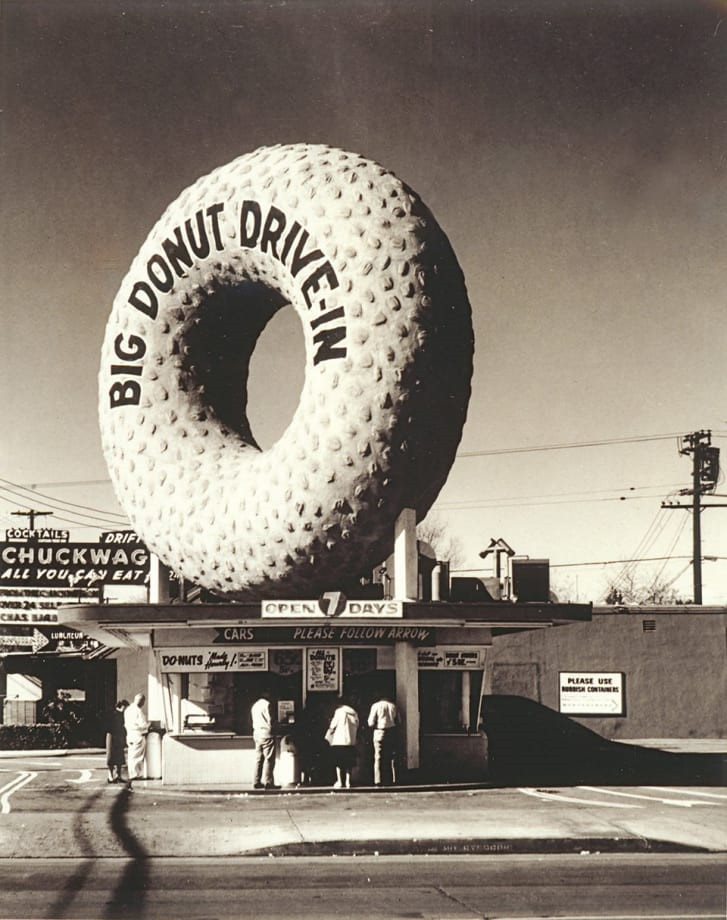 The Big Donut Drive-In ở Inglewood, được xây dựng vào năm 1955. "Nó vẫn làm những chiếc bánh donut thực sự tuyệt vời", Heinemann nói.