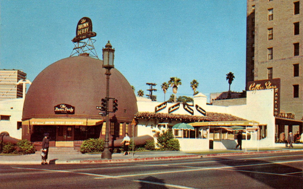 Phần lớn các kiến trúc này đã biến mất trừ một số ít các điểm nổi tiếng như quán ăn hình donut. Bạn thậm chí có thể nhìn thấy nó từ trên máy bay nếu bạn biết khu vực tìm kiếm nó. Hiện chỉ có tầm 15-20 công trình kỳ dị dạng này còn tồn tại.