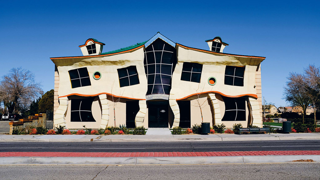 Kiến trúc bên đường hya còn gọi là kiến trúc phong cách pop, hoặc bizarro là sản phẩm của những năm 1920 ở California, nước Mỹ với sự bùng nổ của ôtô. Các ngôi nhà kỳ lạ được thiết kế để thu hút sự chú ý của những người lái xe đi qua.