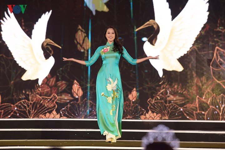 Dù trình diễn trong bất kỳ trang phục nào, Bảo Châu đều mang lại sức hút rất riêng.