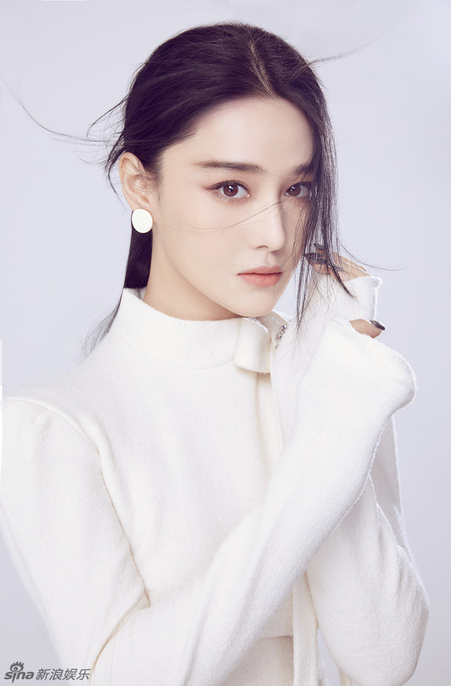 Sau nhiều scandal tình ái, nữ diễn viên bất ngờ tuyên bố hẹn hò với sỹ quan quân đội đặc chủng Hà Tiệp. Anh là huấn luyện viên của cô trong chương trình Kỵ binh thần khuyển. Nhờ có nhiều cơ hội tiếp xúc trong quá trình ghi hình, cả hai nhanh chóng trở nên thân thiết và đi đến quyết định hẹn hò từ tháng 1/2018.