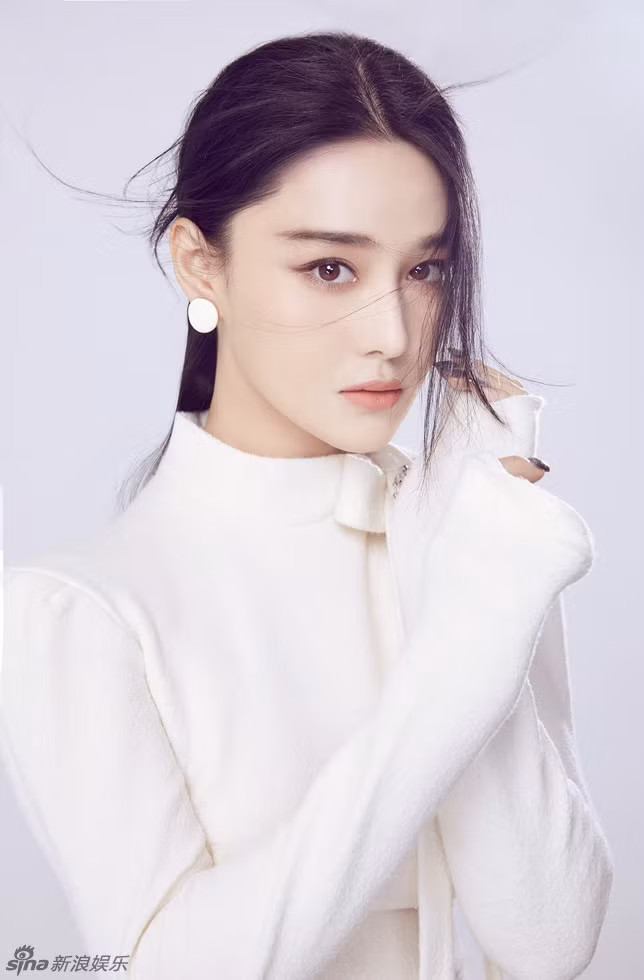 Sau nhiều scandal tình ái, nữ diễn viên bất ngờ tuyên bố hẹn hò với sỹ quan quân đội đặc chủng Hà Tiệp. Anh là huấn luyện viên của cô trong chương trình Kỵ binh thần khuyển. Nhờ có nhiều cơ hội tiếp xúc trong quá trình ghi hình, cả hai nhanh chóng trở nên thân thiết và đi đến quyết định hẹn hò từ tháng 1/2018.