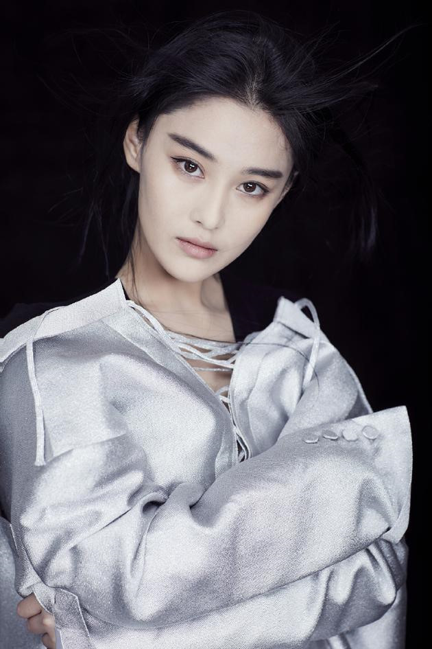 Trương Hinh Dư sinh năm 1987 và góp mặt trong nhiều bộ phim như Sư tử Hà Đông 2, Tinh trung Nhạc Phi, Phong thần bảng, Thần Điêu hiệp lữ, Thiên long bát bộ, Lộc Đỉnh ký, Võ Mỵ Nương truyền kỳ… Sự nghiệp phim ảnh của cô không quá nổi bật và cô thường được nhớ tới qua những tai tiếng trong cuộc sống như hư hỏng, ăn chơi, ảnh nóng, nghi vấn bán dâm và những mối tình thị phi.