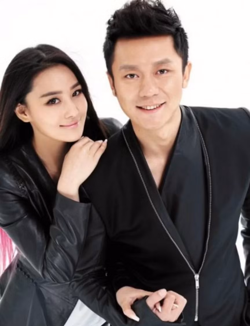 Sau khi chia tay Ngô Trác Hy, Trương Hinh Dư hẹn hò với Lý Thần. Cô và nam diễn viên nổi tiếng bên nhau trong khoảng thời gian 2012-2013. Trong thời gian này, Lý Thần thường đưa bạn gái tới dự các sự kiện, hai người tay trong tay không rời. Tới tháng 5/2015, khi Lý Thần công khai tình cảm với Phạm Băng Băng, Trương Hinh Dư lập tức lên tiếng ám chỉ nữ diễn viên Hoàn Châu cách cách là "người thứ 3" xen vào chuyện tình cảm của cô.