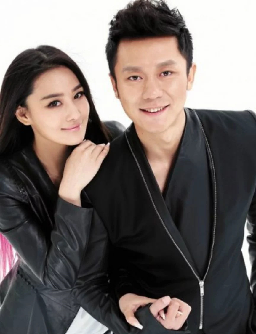 Sau khi chia tay Ngô Trác Hy, Trương Hinh Dư hẹn hò với Lý Thần. Cô và nam diễn viên nổi tiếng bên nhau trong khoảng thời gian 2012-2013. Trong thời gian này, Lý Thần thường đưa bạn gái tới dự các sự kiện, hai người tay trong tay không rời. Tới tháng 5/2015, khi Lý Thần công khai tình cảm với Phạm Băng Băng, Trương Hinh Dư lập tức lên tiếng ám chỉ nữ diễn viên Hoàn Châu cách cách là "người thứ 3" xen vào chuyện tình cảm của cô.