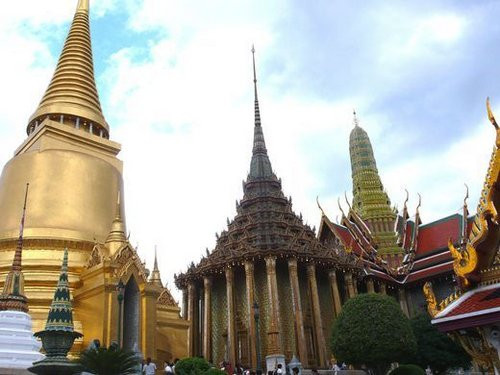 Châu Á chỉ có duy nhất đất nước Thái Lan, và đứng đầu trong danh sách các quốc gia có chi phí rẻ. Tại Thái Lan có rất nhiều những địa danh, những bãi biển đẹp, vùng núi thanh bình và đặc biệt là ẩm thực nơi đây rất phong phú. Các loại chi phí sinh hoạt ở đây khá rẻ so với nhiều nước khác trong khu vực.