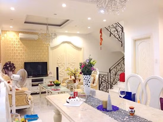 Phòng ăn trên tầng 3 với thiết kế sang trọng và hướng nhìn ra sông.