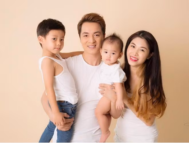 Ở tuổi 34, ca sĩ Đăng Khôi sở hữu nhiều tài sản đáng mơ ước với biệt thự và xe hơi có giá trị hàng chục tỷ đồng. Ngay từ khi bắt đầu tham gia nghệ thuật, Đăng Khôi đã được biết đến là một chàng công tử đi hát. Anh chưa bao giờ phải suy nghĩ về vấn đề tài chính do có sự hậu thuẫn rất lớn từ bố mẹ. Đây cũng là điều gây áp lực rất lớn với anh trong khoảng thời gian làm ca sĩ. Đăng Khôi là người khá kín tiếng trong cuộc sống đời tư. Chính vì thế, khối tài sản thực sự mà nam ca sĩ đang sở hữu luôn gây nhiều tò mò với dư luận. Không ai có thể khẳng định chính xác gia tài của Đăng Khôi hiện giờ, nhưng nhìn vào căn biệt thự xa hoa và bộ sưu tập xe hơi đắt tiền dưới đây thì khán giả cũng phần nào hiểu được độ giàu có của anh.