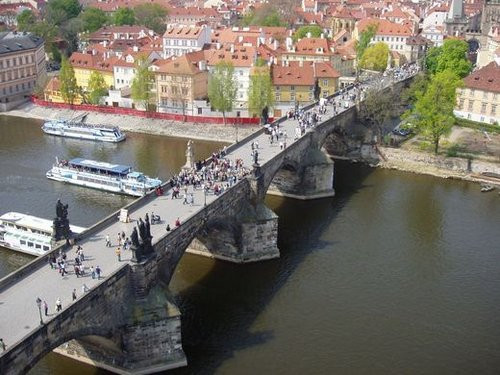 Ở Czech và Bulgaria, du khách sẽ nhận thấy những điểm tương đồng về lịch sử, cảnh quan, cuộc sống về đêm, văn hóa và ẩm thực giống như ở Ba Lan và Hungary. Thủ đô Praha của Czech gần đây luôn đứng đầu trong danh sách về các điểm du lịch hot và giá cả phải chăng tại châu Âu. Thủ đô Sofia của Bulgaria cũng đang cố gắng để giành được danh hiệu đó. Điểm chung là việc du lịch đến hai thành phố này đều khá thuận lợi cho du khách.