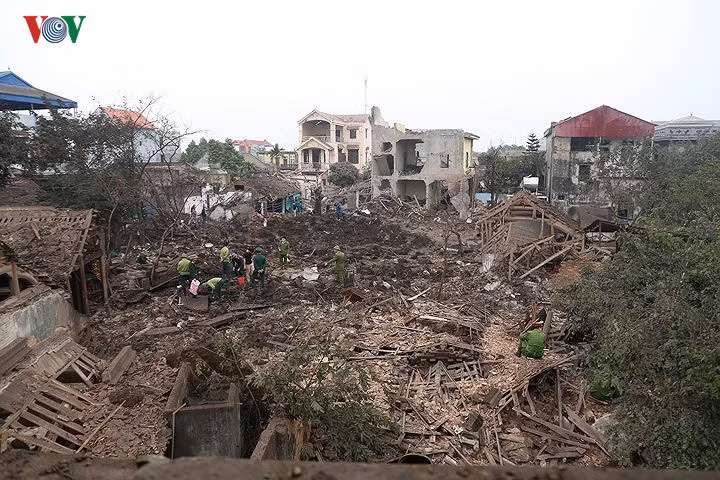 Nổ kho phế liệu ở Bắc Ninh: Vụ nổ bom xảy ra vào khoảng 4h30' ngày 3/1/2018 tại một kho phế liệu ở làng Quan Độ, xã Văn Môn (Yên Phong, Bắc Ninh) khiến 2 trẻ em thiệt mạng, 8 người bị thương, 10 căn nhà xung quanh sập hoàn toàn, gần 100 nhà dân gần đó hư hỏng. Sức công phá của vụ nổ lên đến 1km. Thời điểm hiện tại, cơ quan chức năng đã thu gom được hơn 3 tấn đạn rơi vãi. Vụ nổ được xác định xuất phát từ kho phế liệu trên địa bàn.