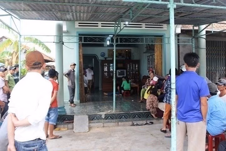 Hai người mất mạng vì cưa bom ở Phú Yên: Khoảng 9h45 sáng 13/8/2014, tại khu rừng Đá Chát, ở thôn Tân Hội, xã Sơn Hội, huyện Sơn Hòa, tỉnh Phú Yên xảy ra một vụ nổ bom làm 2 người chết. Vào thời điểm trên, anh Nguyễn Tấn An (SN 1989, ở thôn Tân Hội, xã Sơn Hội) và ông Võ Thắng (SN 1973, ở khu phố Tịnh Sơn, thị trấn Củng Sơn, huyện Sơn Hòa) mang một quả bom nhặt được lên rừng rồi dùng cưa sắt cưa để lấy thuốc nổ sử dụng. Trong khi đang cưa, quả bom bất ngờ phát nổ khiến 2 người chết không toàn thây. (Ảnh Dân trí).