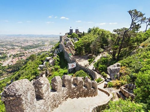 Với 500 bảng Anh (15 triệu đồng), du khách có thể tham quan Bồ Đào Nha trong 17 ngày. Đây là điểm đến giá rẻ có tiếng ở Tây Âu trong nhiều năm với cảnh quan đẹp, nhiều khu nhà tiện nghi, các bảo tàng, di tích lịch sử, món ăn đậm đà bản sắc và các loại rượu vang hàng đầu.