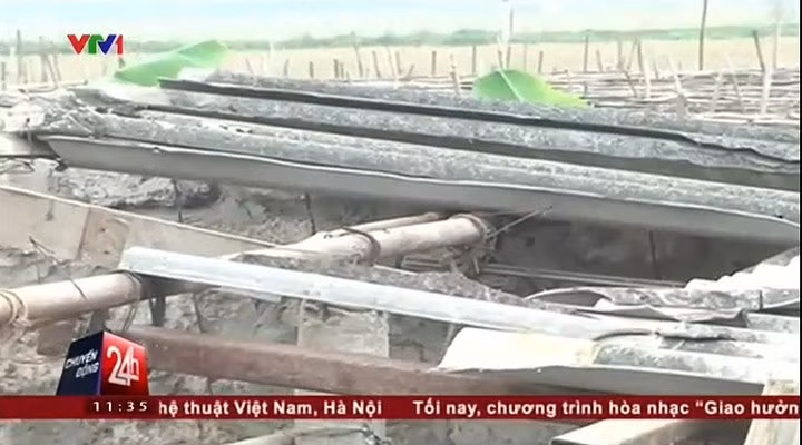 Cưa đạn pháo ở Hòa Bình khiến 2 người thương vong: Khoảng 9h50 ngày 7/12/2015, tại xóm Tân Lập 1(xã Trung Minh, TP.Hòa Bình, tỉnh Hòa Bình) đã xảy ra vụ nổ đạn pháo khiến 1 nạn nhân tử vong, 1 người bị thương nặng. Một số người dân cho biết, thời điểm nói trên, các nạn nhân trục vớt được đầu đạn pháo 105mm tồn sót trong chiến tranh ở sông Đà. Sau đó, 2 thanh niên không thông báo cho cơ quan chức năng mà tiến hành cưa khiến đầu đạn phát nổ. (Ảnh chụp mang hình VTV).