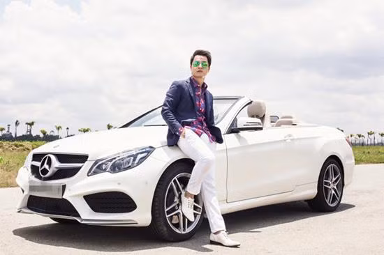 Đăng Khôi từng bị bắt gặp đưa bà xã đi chơi trên chiếc Mercedes E400 Cabriolet AMG có giá 3,6 tỷ đồng vào thời điểm đó.