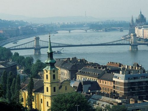 Hầu hết du khách đến Hungary đều tập trung ở thành phố Budapest với nền văn hoá độc đáo, bề dày lịch sử, cảnh quan với kiến trúc cổ kính và các món ăn ngon.