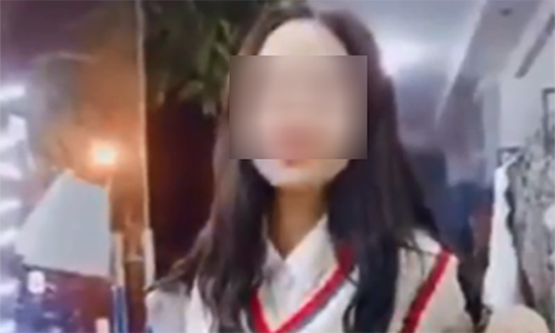 Gai xinh mac do chan che roi den cua hang an va doi tra lai tien