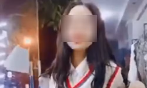 Gai xinh mac do chan che roi den cua hang an va doi tra lai tien