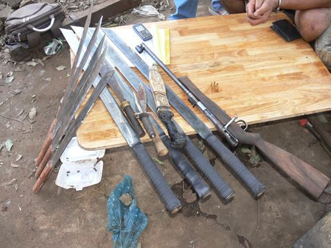 Tang vật vũ khí gồm súng, kiếm, dao găm