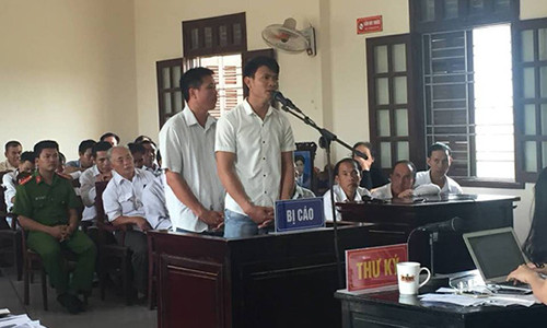 Hai bị cáo Quý và Bích tại phiên toà.