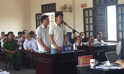 Hai bị cáo Quý và Bích tại phiên toà.