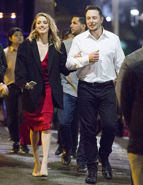 Amber công khai hẹn hò tình mời tỷ phú sau khi ly hôn với Johnny Deep. Amber công khai hẹn hò tình mời tỷ phú sau khi ly hôn với Johnny Deep.