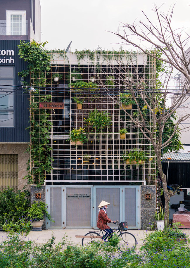  Ngôi nhà xinh đẹp tọa lạc tại Hòa Xuân, Cẩm Lệ, Đà Nẵng đã gây được ấn tượng mạnh trên trang kiến trúc có uy tín của nước ngoài bởi hình thức bắt mắt cũng như tính ứng dụng cao của dự án.