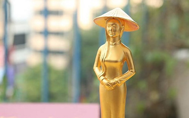 Bức tượng người phụ nữ Việt Nam mạ vàng này có giá 3 triệu đồng, kích thước 4x3,5x2,5 cm, trọng lượng 250 gram (Ảnh: KTĐT)