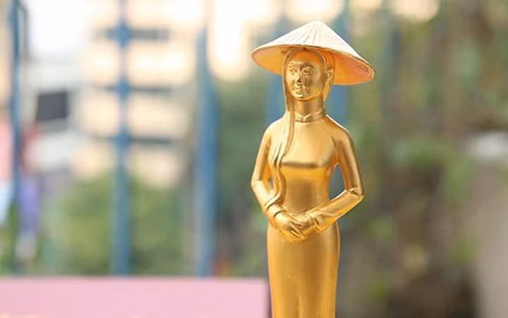 Bức tượng người phụ nữ Việt Nam mạ vàng này có giá 3 triệu đồng, kích thước 4x3,5x2,5 cm, trọng lượng 250 gram (Ảnh: KTĐT)