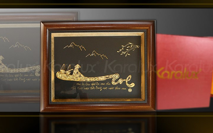 Bức tranh chữ "Mẹ" mạ vàng là món quà ý nghĩa dành tặng mẹ trong dịp 8/3. Giá của món quà này là 5 triệu đồng (Ảnh: karalux)