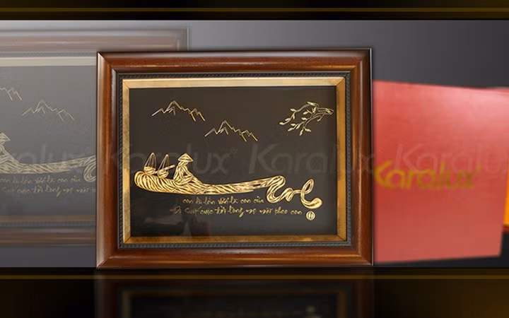 Bức tranh chữ "Mẹ" mạ vàng là món quà ý nghĩa dành tặng mẹ trong dịp 8/3. Giá của món quà này là 5 triệu đồng (Ảnh: karalux)