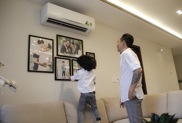 Ảnh gia đình được nam ca sĩ treo nhiều ở phòng khách.