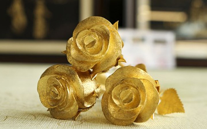 Những bông hồng vàng nguyên khối này có giá đắt đỏ, từ vài chục triệu đến cả trăm triệu đồng (Ảnh: KT)