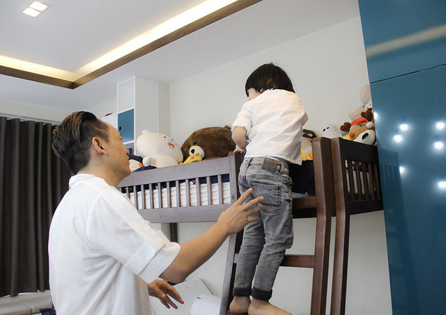 Sau những lúc chạy show, thời gian chủ yếu Duy Mạnh dành cho vợ, con. Phòng riêng của Mạnh Cầm với tông màu sáng, điểm nhấn là những mảng cột tường xanh dương, tạo cảm giác hài hoà, tươi trẻ.