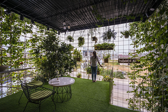 "Tạo không gian, nâng cao cuộc sống - nâng cao giá trị của Việt Nam" là triết lý mà các kiến trúc sư theo đuổi thiết kế. Điều này cho phép dự án được xây dựng nhanh nhưng vẫn đảm bảo chất lượng của mỗi không gian sống, tính linh hoạt, gần với thiên nhiên và chi phí xây dựng thấp. Khu vườn được bao phủ ở phía trước ban công tầng hai tạo cảm giác yên bình và thư giãn, gần gũi với thiên nhiên sau thời gian làm việc mệt mỏi.