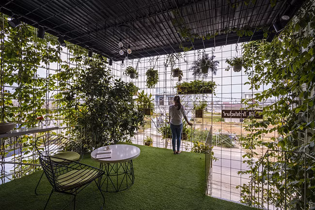 "Tạo không gian, nâng cao cuộc sống - nâng cao giá trị của Việt Nam" là triết lý mà các kiến trúc sư theo đuổi thiết kế. Điều này cho phép dự án được xây dựng nhanh nhưng vẫn đảm bảo chất lượng của mỗi không gian sống, tính linh hoạt, gần với thiên nhiên và chi phí xây dựng thấp. Khu vườn được bao phủ ở phía trước ban công tầng hai tạo cảm giác yên bình và thư giãn, gần gũi với thiên nhiên sau thời gian làm việc mệt mỏi.