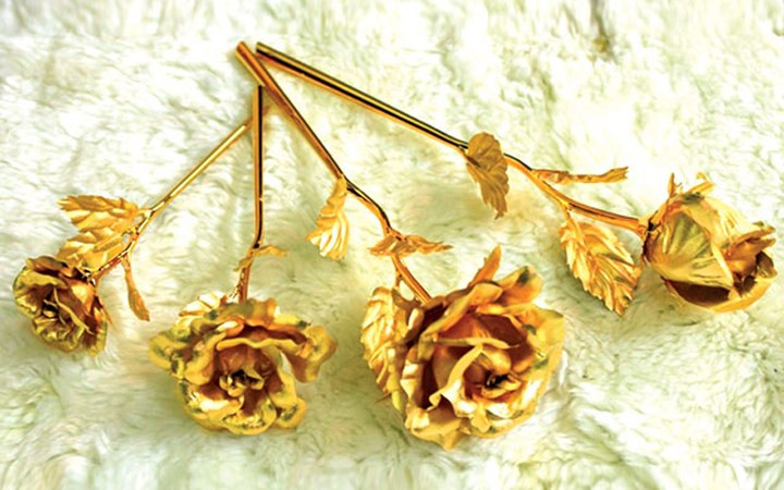 Những quà tặng trang sức, quà tặng bằng vàng 24k nguyên chất được nhiều người tìm mua tặng "một nửa yêu thương" dịp 8/3 (Ảnh: SGTT)