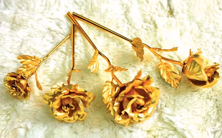 Những quà tặng trang sức, quà tặng bằng vàng 24k nguyên chất được nhiều người tìm mua tặng "một nửa yêu thương" dịp 8/3 (Ảnh: SGTT)